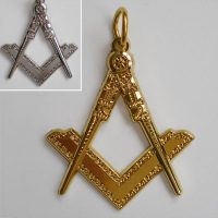 Pendente Esquadro e Compasso